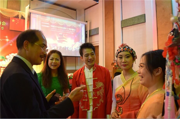 宋大校长与孔院教师交谈