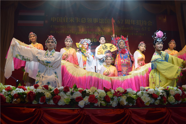 孔院老师表演京剧《梅香》