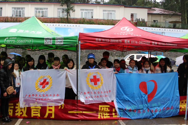 我校红十字协会在雁山街道开展防艾活动宣传