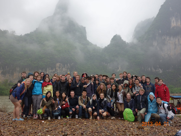 中比师生烟雨漓江中