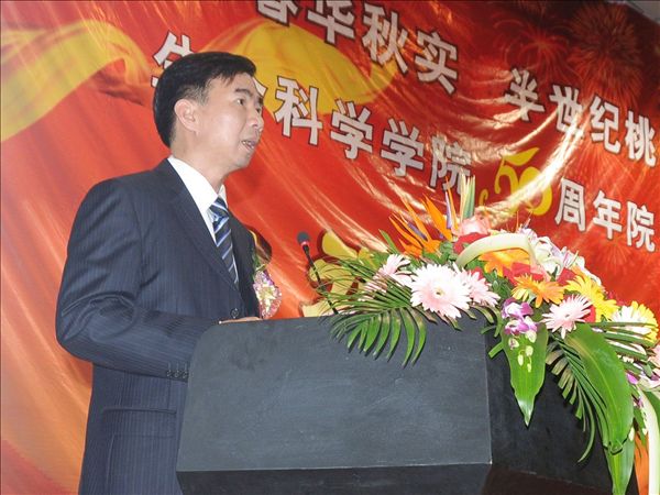 校长梁宏讲话。（宣传部 罗丹妮/摄）