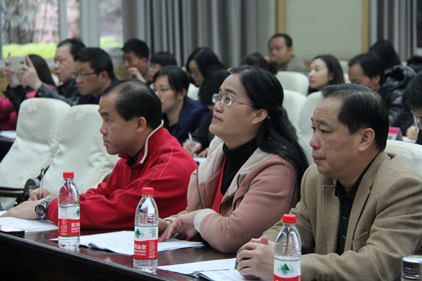 广西中职名师工作坊坊主们聚精会神聆听报告