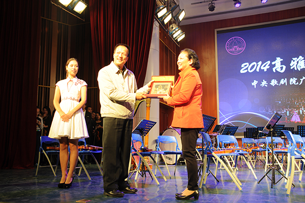 校党委书记王枬向中央歌剧院赠送纪念品