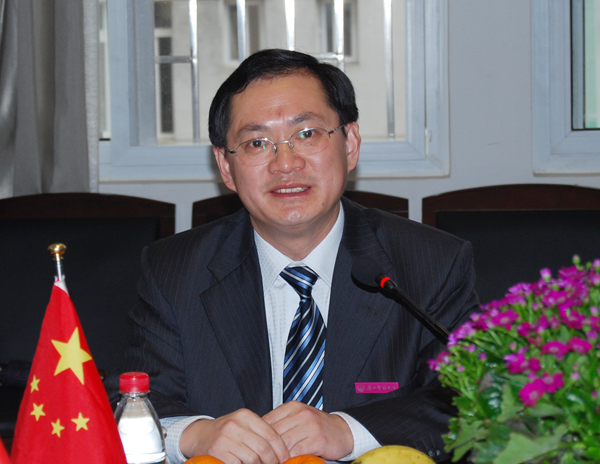 唐仁郭副书记在会上发言。