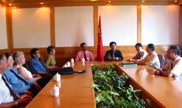刘慕仁副校长（右四）一行与到访的客人进行了亲切友好的会谈。