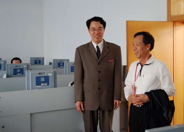 杨文轩教授（右一）实地考察网络中心。