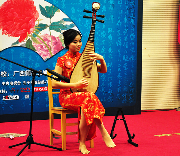 我校泰国留学生陈秀月笑称自己“不爱吃枇杷，爱弹琵琶”