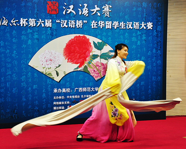 桂林理工大学的吉尔吉斯斯坦留学生古丽在比赛现场展示了自己的民族舞蹈