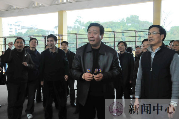 校领导梁宏、陈洪江、王源平、钟瑞添、李传起与教职员工共同参加趣味运动会飞镖项目