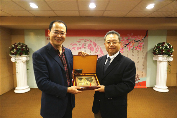 我校代表与东吴大学姚思远国际长交换礼品