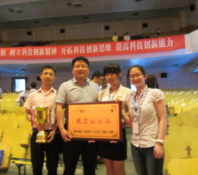 我校参赛选手代表和带队老师合影