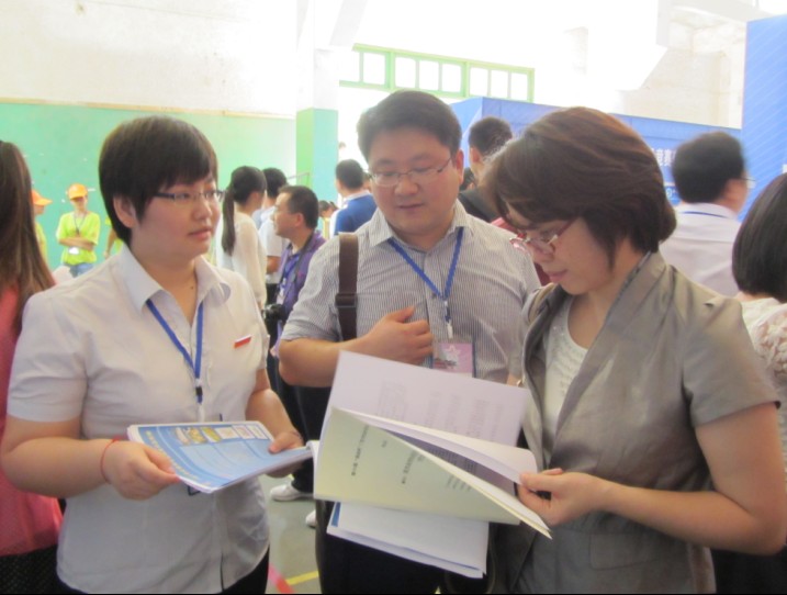 自治区高校团工委书记唐春燕查阅我校作品