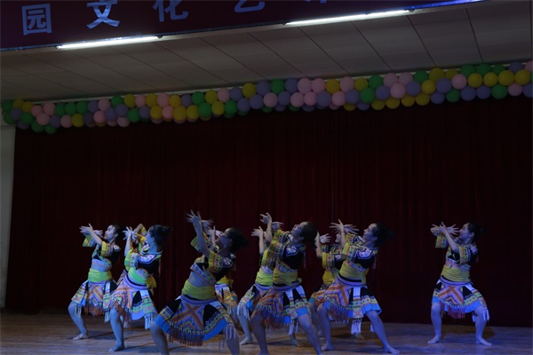 《走在山水间》