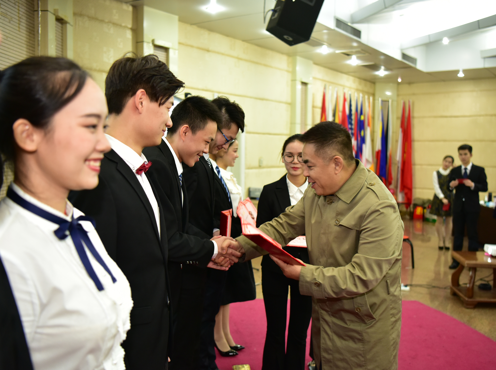 李家永副校长为一等奖获得者颁奖96.jpg 李家永副校长为一等奖获得者颁奖96.jpg