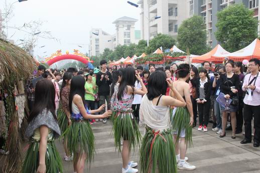 师生们的目光被别具一格的“班级秀”吸引