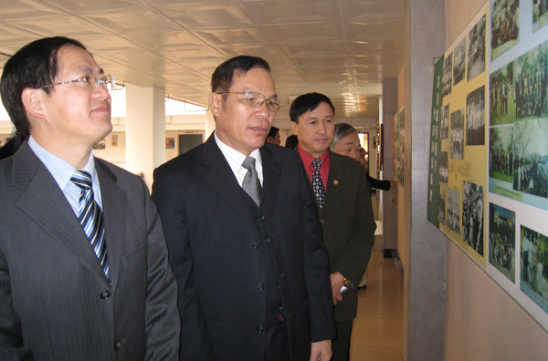 唐仁郭副书记与越南谅山省省委组织部林青贤部长共同参观中越友谊墙。