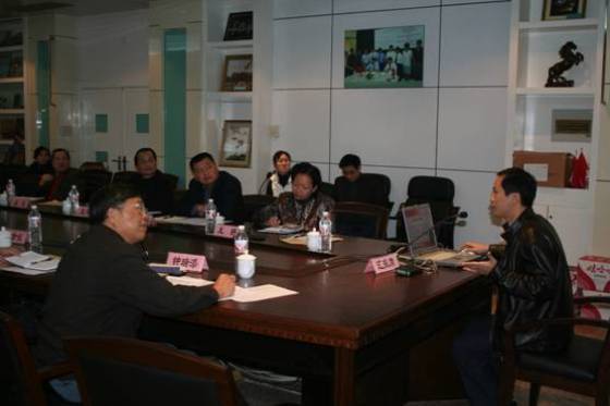 王枬书记和与会校领导在认真听取文科学院院长的课件汇报。