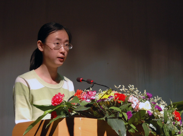 毕业于我校，目前在武宣县黄茆中学服务的2005届西部计划志愿者李宁在做报告。