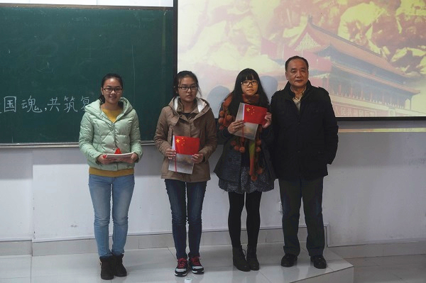 老师同获奖学生合影