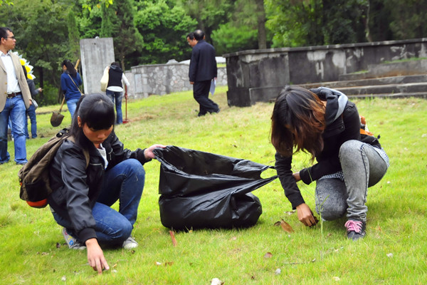 同学们在清理君武墓