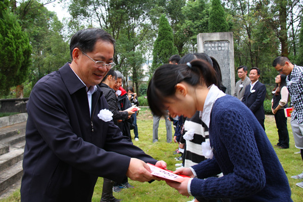 党委副书记唐仁郭给获奖学生颁奖