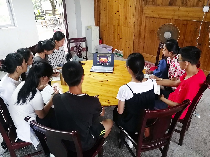 4灵川县九屋镇挂职队开展学习团的十八大精神活动.jpg
