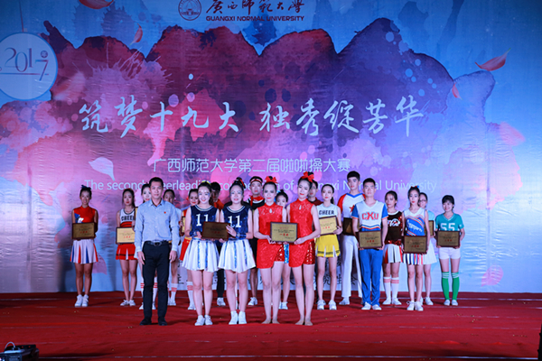 校团委书记周海琦与一等奖学院合影.jpg