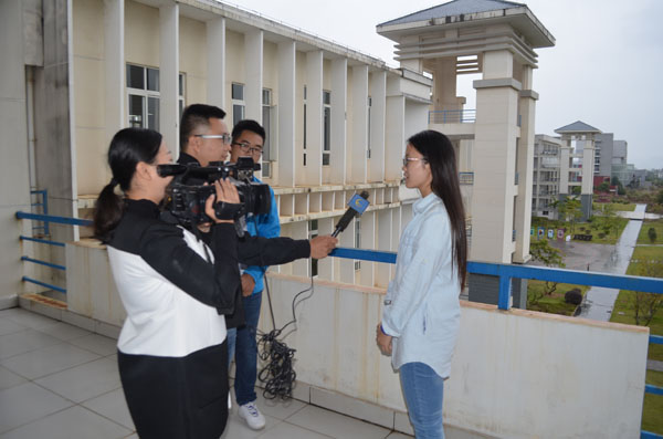 桂林电视台采访我校参加反间谍法培训的学生