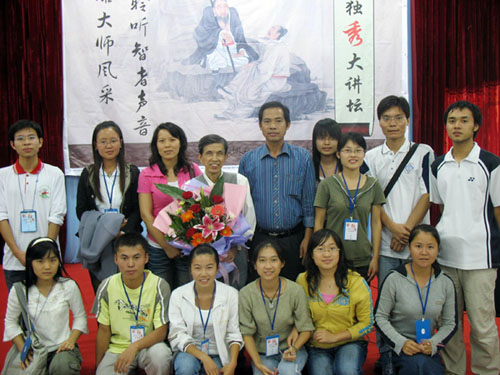 张葆全教授讲座后与师生代表合影。