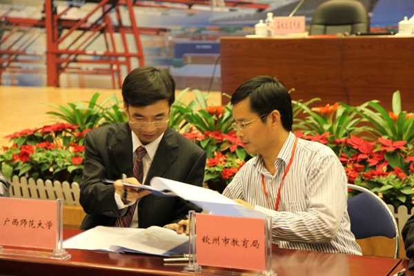 梁宏校长与钦州市教育局签订教育合作框架协议