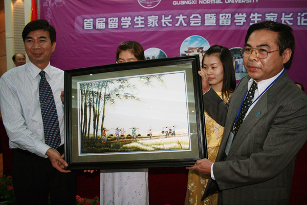 梁宏校长代表学校与越南河                    </div></div></article>
                    </div>
                    <div id=