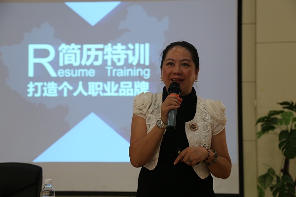 蒙榴老师在培训.jpg