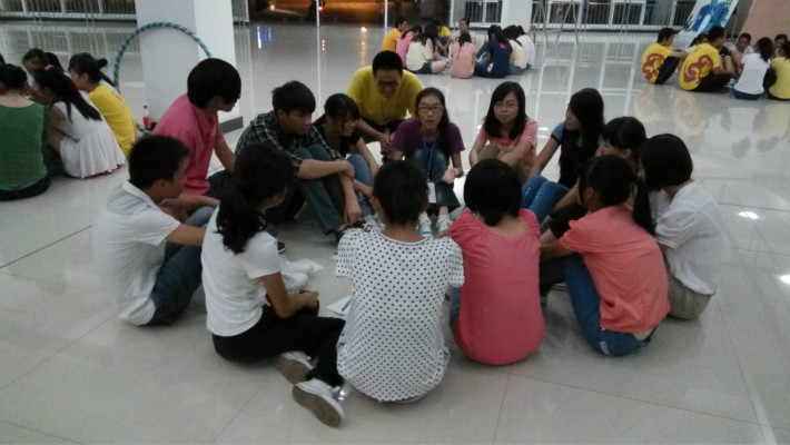 新生相互分享大学的梦想