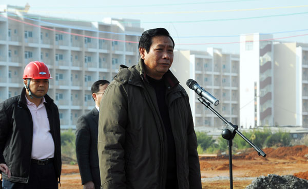 陈洪江副校长宣布工程开工