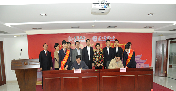 梁宏校长代表学校与中国银行广西区分行进行了“校园一卡通”项目签约