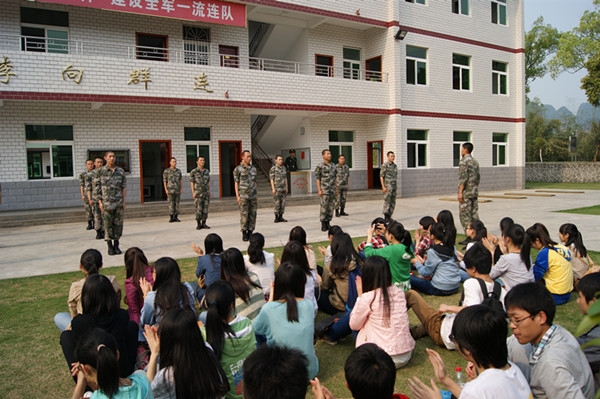 同学们观看军体拳表演