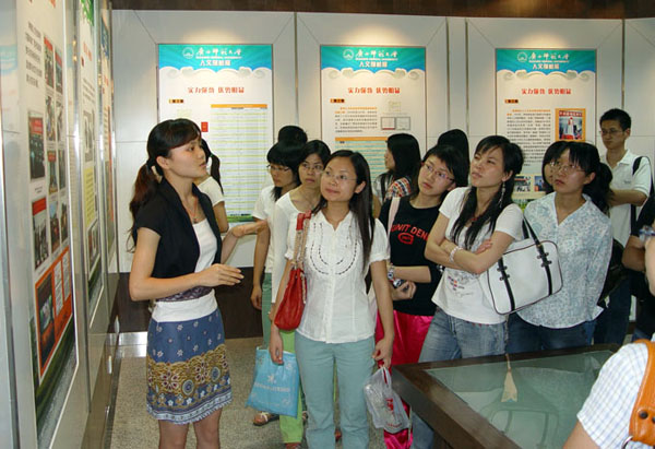 参观人文强桂展。