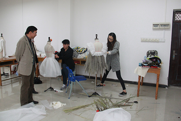 梁宏校长观看毕业生进行毕业设计创作