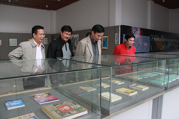 梁宏校长与覃卫国副校长认真观看诗词作品