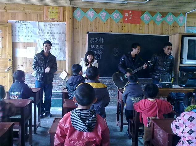 志愿者为当地小学生开辟第二课堂