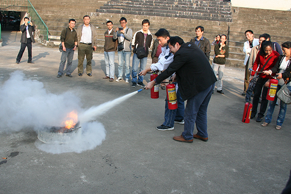 馆内义务消防队队员现场学习使用灭火器控制初起                    </div></div>
                                <!--新闻内容结束-->

                                <div class=