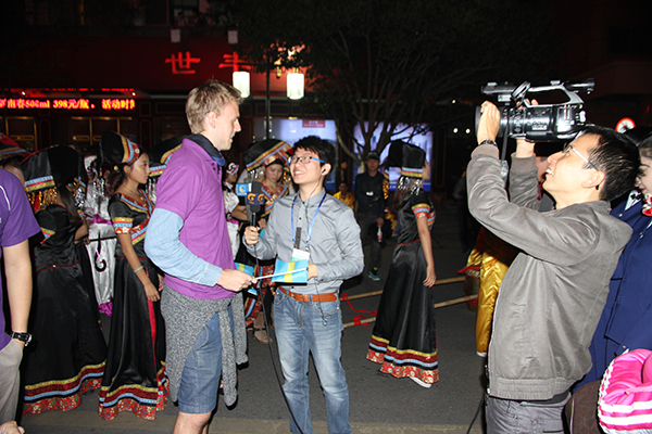 留学生正在接受桂林电视台记者采访