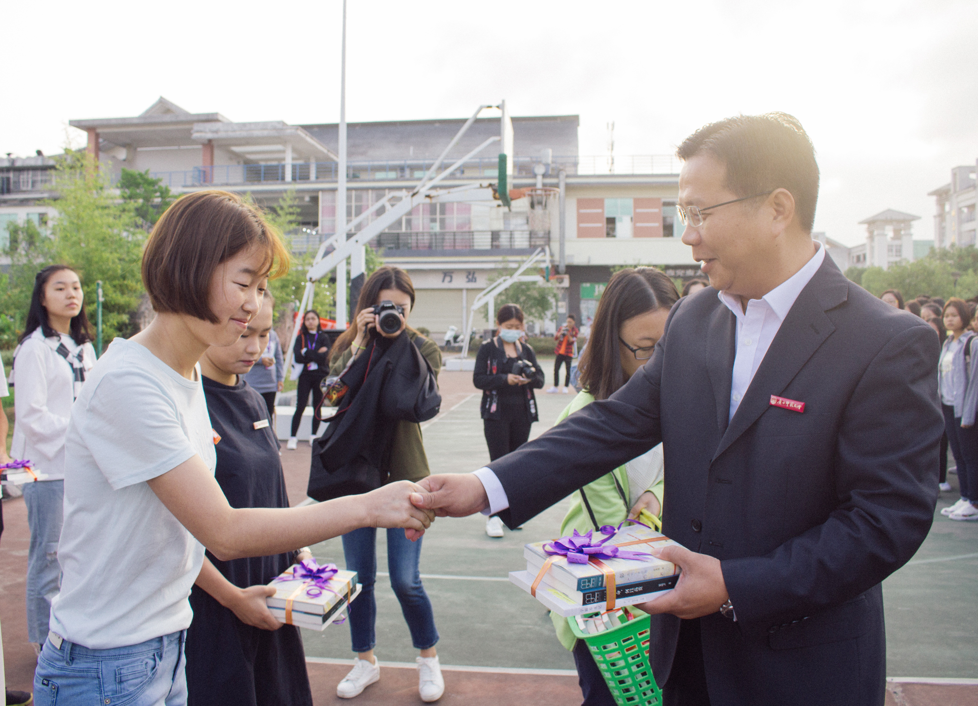 7 副校长赠礼物（大学生通讯社罗丽婷摄） (2).jpg