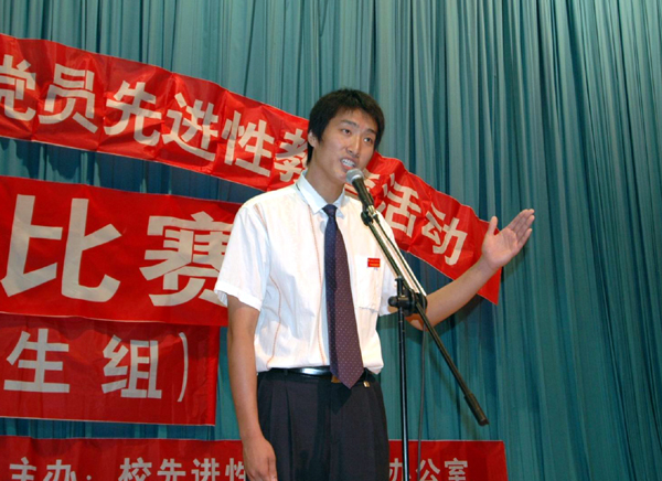 体育学院的陈帅同学在演讲。