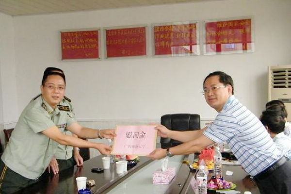 唐仁郭副书记代表学校向部队赠送慰问金