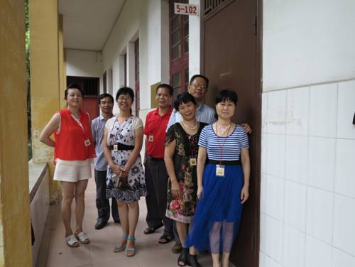 历史文化与旅游学院1980级校友们在当年的教室前合影