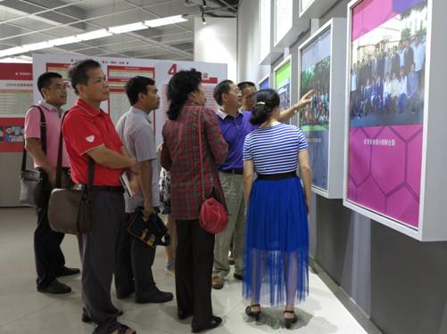 唐仁郭副书记（右三）向历史文化与旅游学院1980级校友们介绍校情校史