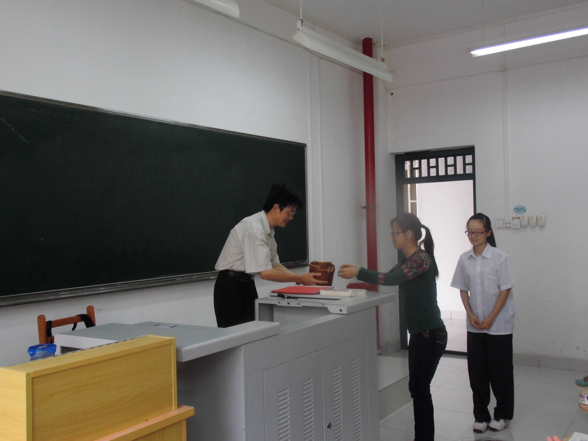 文学院2013级本科新生以传统“束修礼”开启大学第一堂课