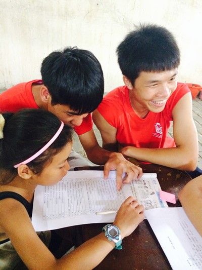 队员给留守儿童辅导功课