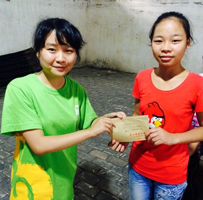 崔家挂职队给崔同学送来爱心助学基金